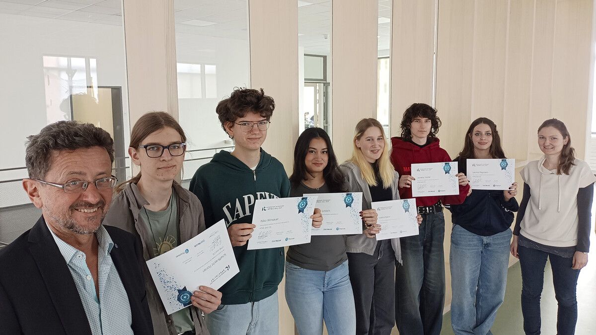 Schülerinnen, Schüler und Direktor des BORG Dornbirn Schoren.BORG Schoren
