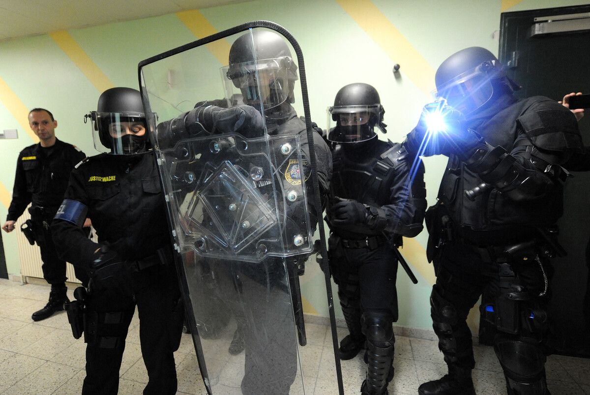 Schwer bewaffnete Beamten waren im Gericht postiert. apa