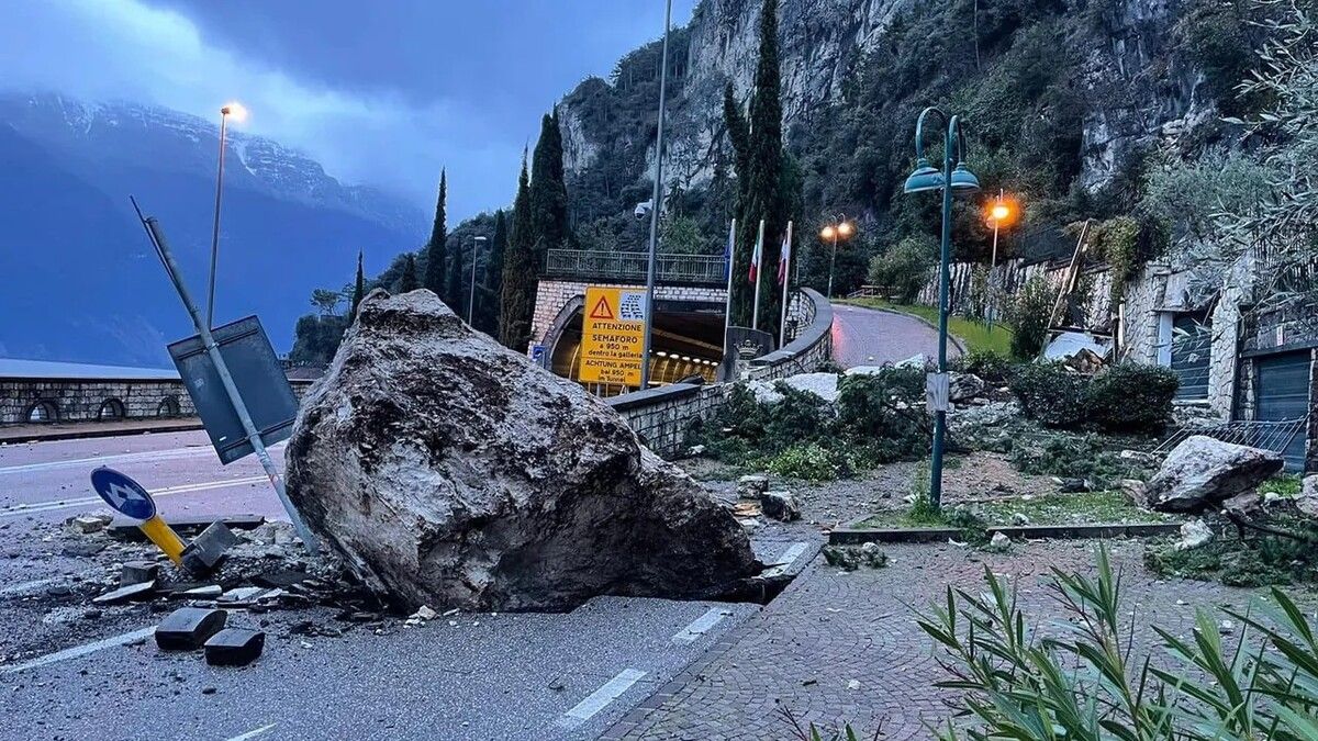 Schwere Felsbrocken blockieren die Straße. FB/Comune di Toscolano Maderno