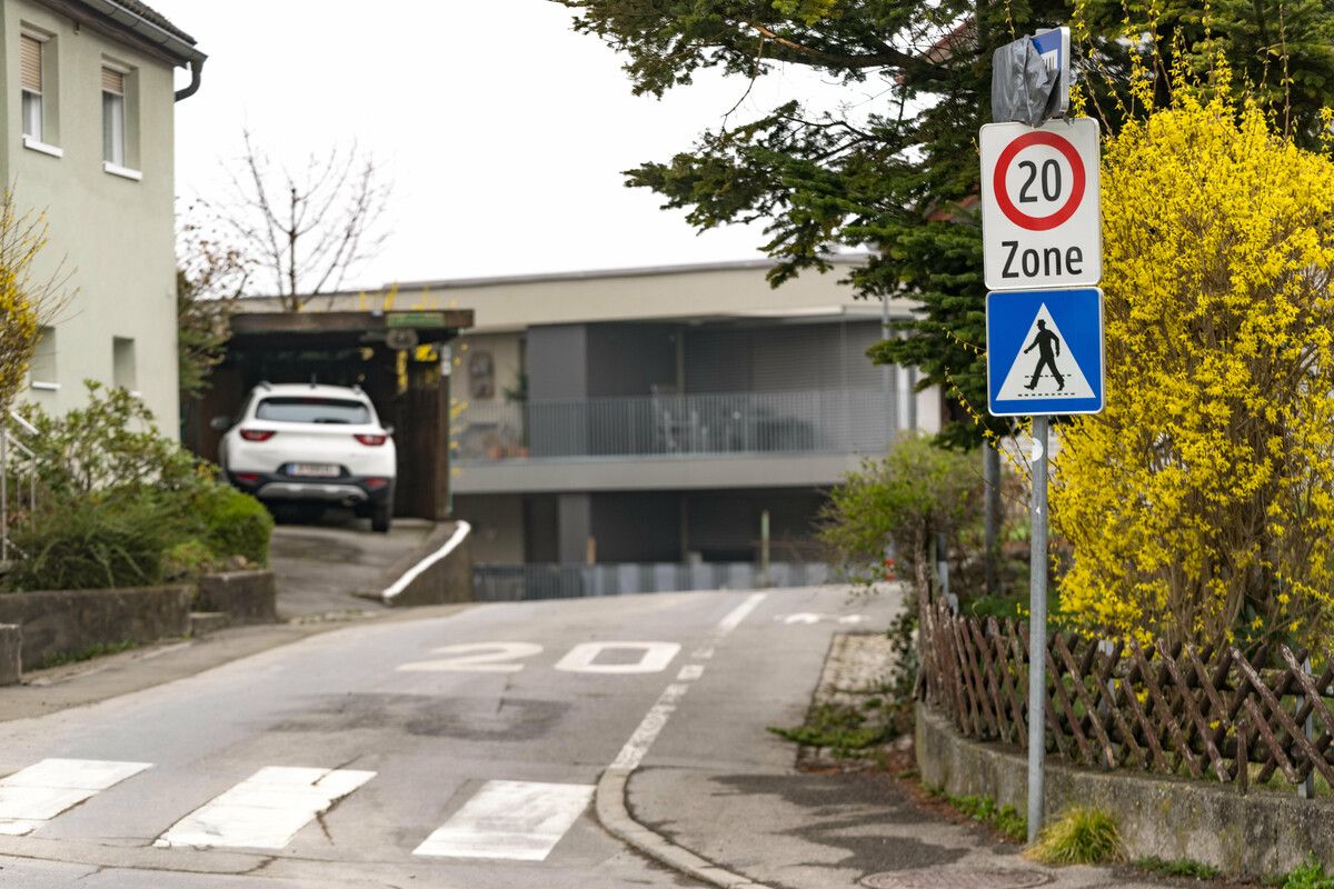 Seit knapp einem Jahr gilt am Bregenzer Funkenbühel eine Geschwindigkeitsbegrenzung von 20 km/h – eine Ausnahmeerscheinung, da abgesehen von Begegnungszonen keine weiteren Strecken mit dieser Beschränkung in Vorarlberg existieren.VN/Stiplovsek