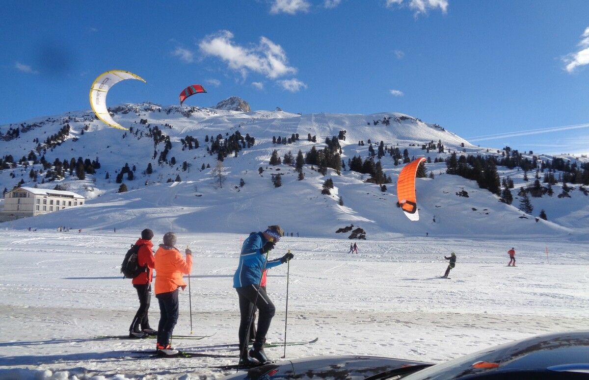 Sich vom Wind mit Gleitschirm ziehen zu lassen, ist der letzte Schrei für Funsportler.STP