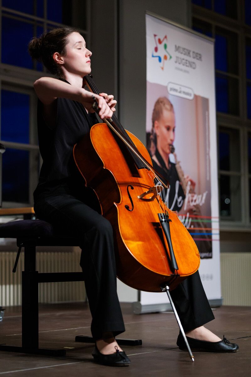 Sophia Schiestl am Violoncello in der Altersgruppe IVplus. bernd hofmeister