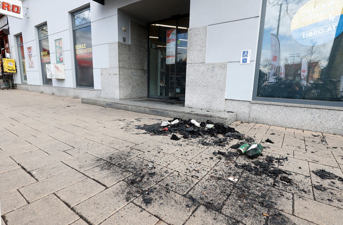 Spuren des Vorfalls im Eingangsbereich eines Geschäfts. APA/ERWIN SCHERIAU