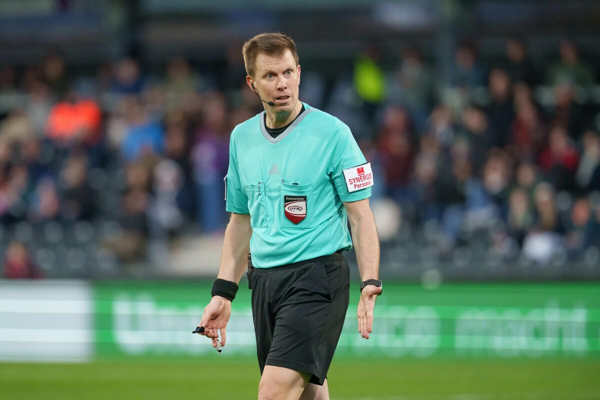 SR Markus Hameter stand einmal mehr im Mittelpunkt nach einem Spiel.apa