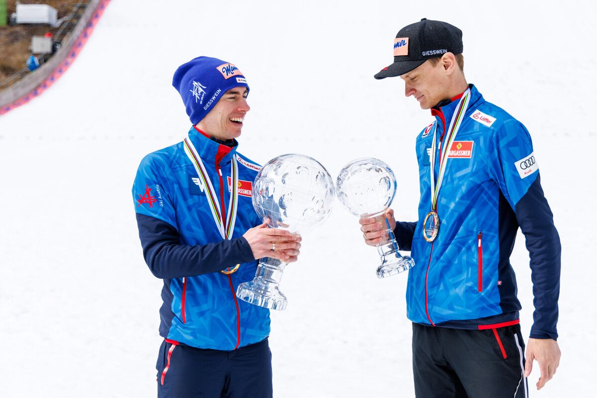 Stefan Kraft mit seiner dritten Kristallkugel für den Gesamtweltcup und Daniel Huber mit seiner ersten Auszeichnung für den Skiflug-Weltcup.Gepa