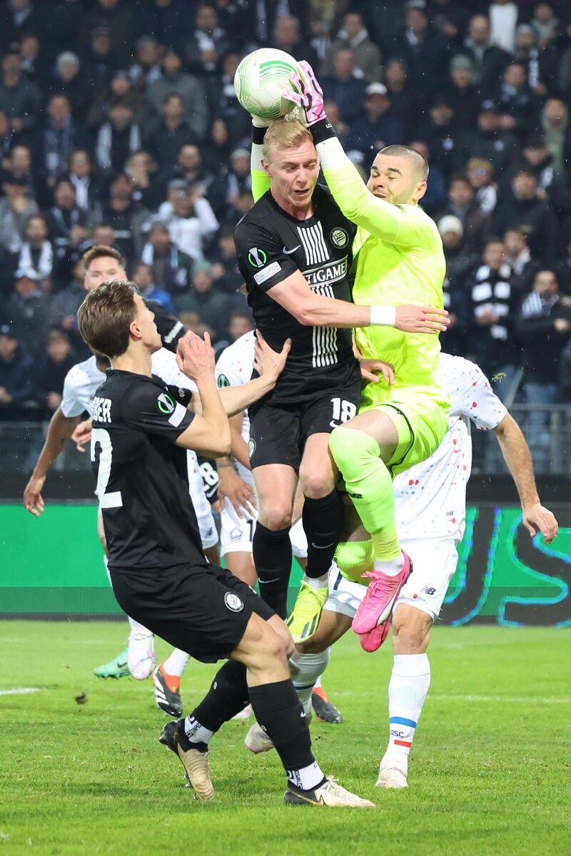 Sturms David Affengruber und Mika Miles Biereth gegen Goalie Lucas Chevalier.apa