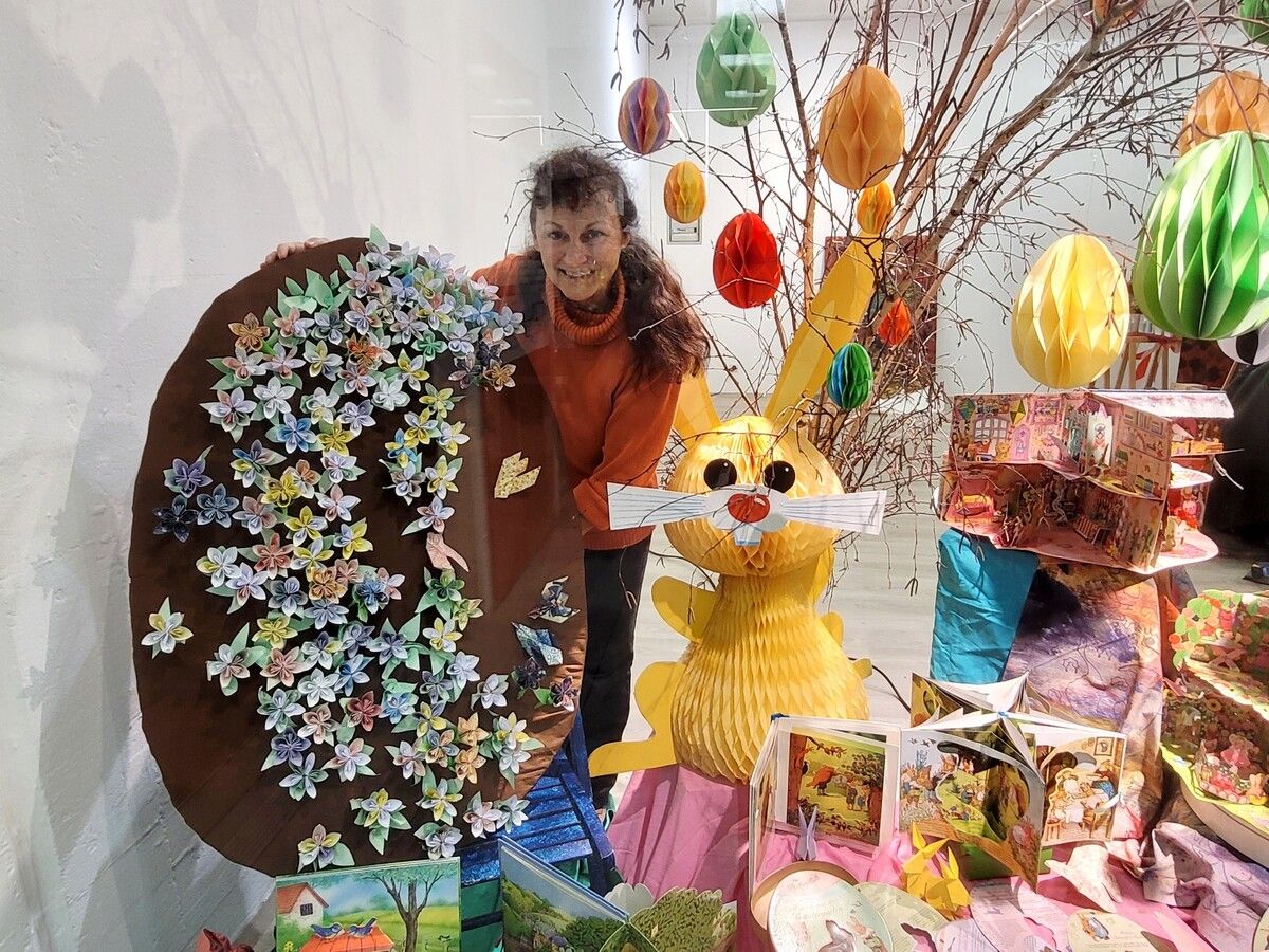 Susanne Platzgummer mit ihren Origami-Werken im Erdgeschoss des GWL. Veranstalter