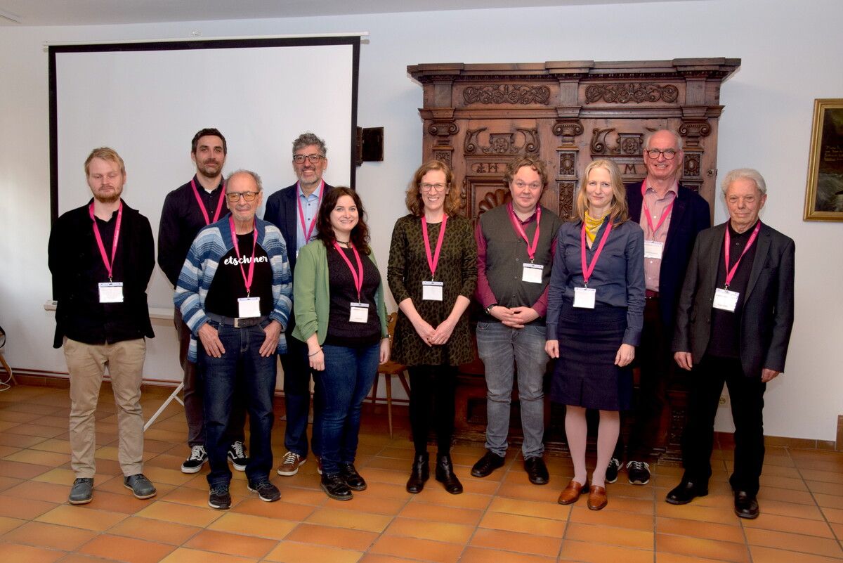 Symposiums-Moderator Felix Wittwer, Christoph Walser (ab 1. Mai kulturwissenschaftlicher Bereichsleiter beim Stand Montafon), Referent Franz Rüdisser, Michael Kasper (Obmann Heimatschutzverein und seit 1. Februar Geschäftsführer im vorarlberg museum), Celina Kraft (Mitarbeiterin beim „Muntafunerisch“-Projekt und Symposium) sowie die Referentinnen und Referenten Yvonne Kathrein, Oliver Schallert, Simone Berchtold Schiestl, Hubert Klausmann und Hubert Allgäuer.sco