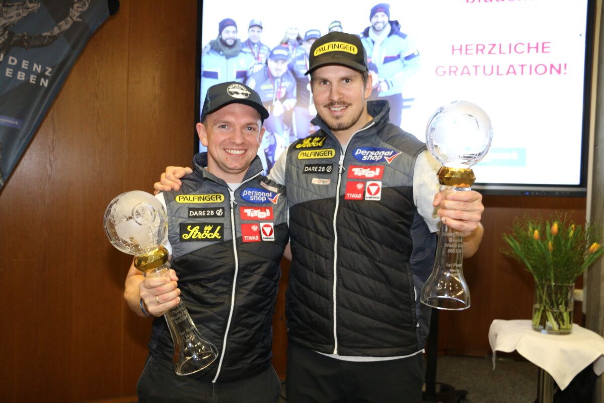 Thomas Steu (r.) und Wolfi Kindl mit der Kristallkugel im Gesamtweltcup.