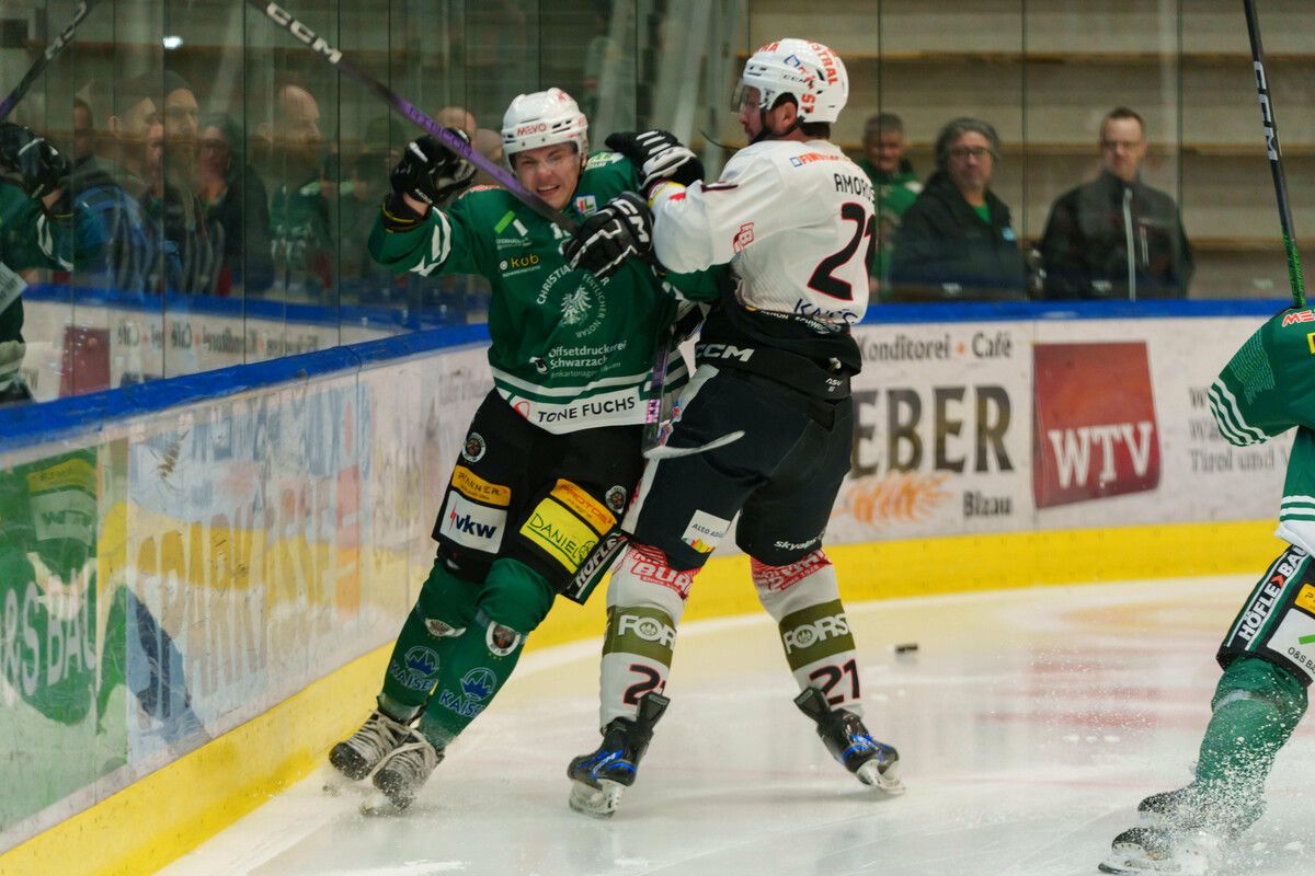 Torschütze Marlo Tschofen im Infight mit einem Rittner. Stiplovsek
