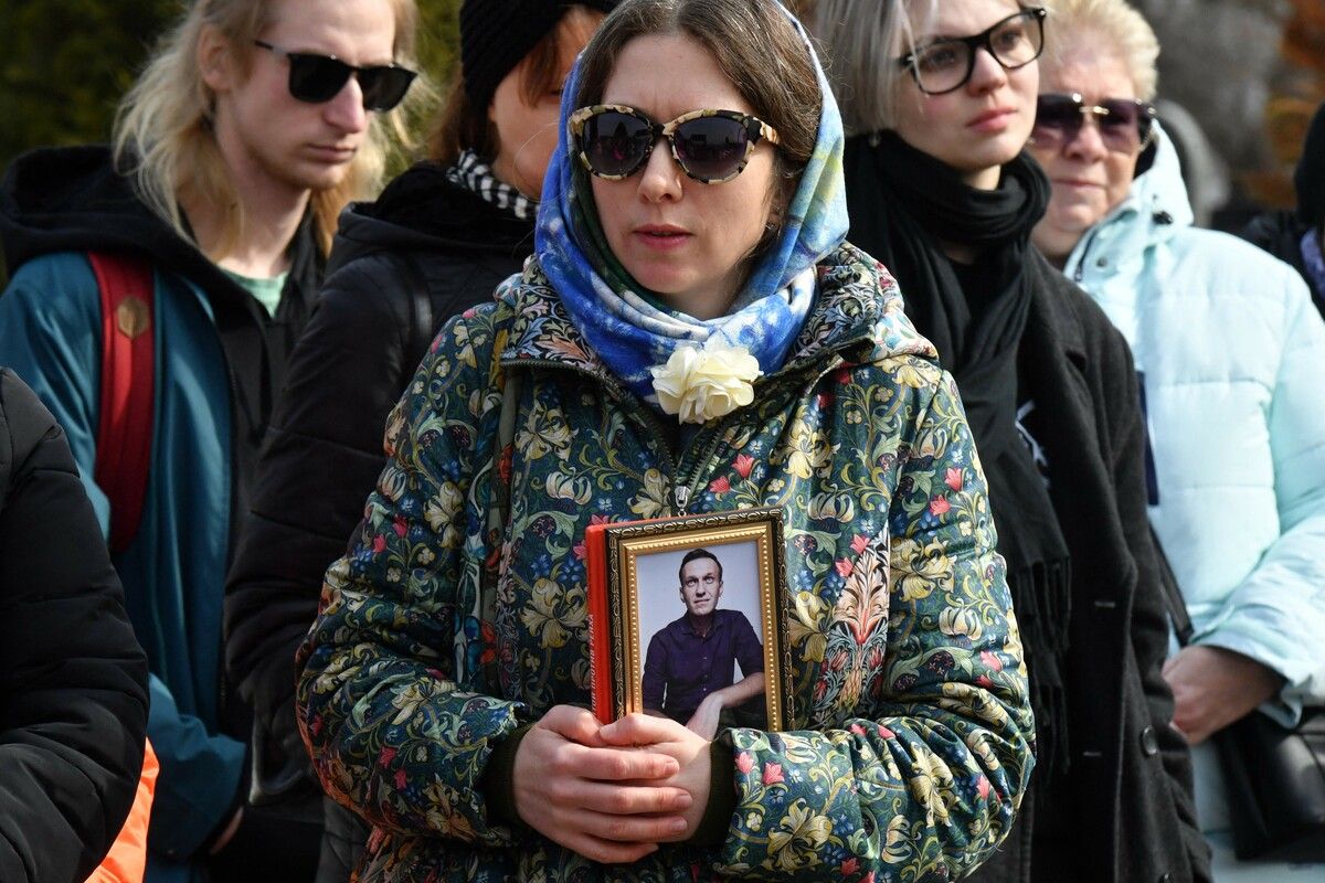 Trauernde besuchen in Moskau das Grab des verstorbenen russischen Oppositionspolitikers Alexej Nawalny. AFP
