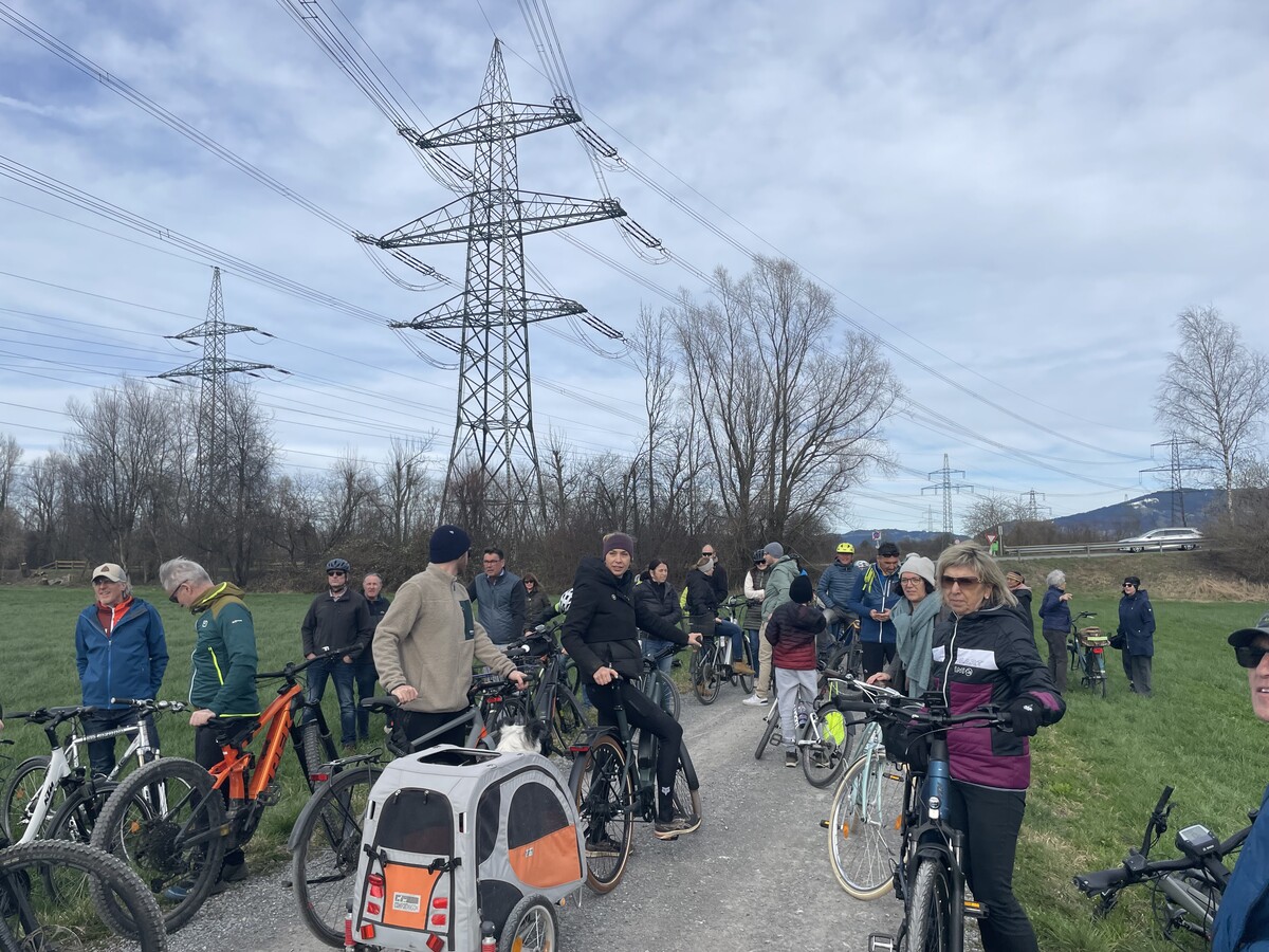 Über 70 Einwohner aus Altach und Umgebung versammelten sich, um gemeinsam gegen den geplanten Bau zu protestieren.