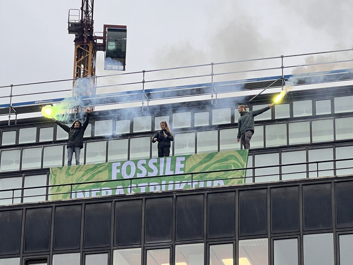 Um 17 Uhr kletterten die Aktivisten auf das Dach des Landhauses und entrollten ein Banner. XR