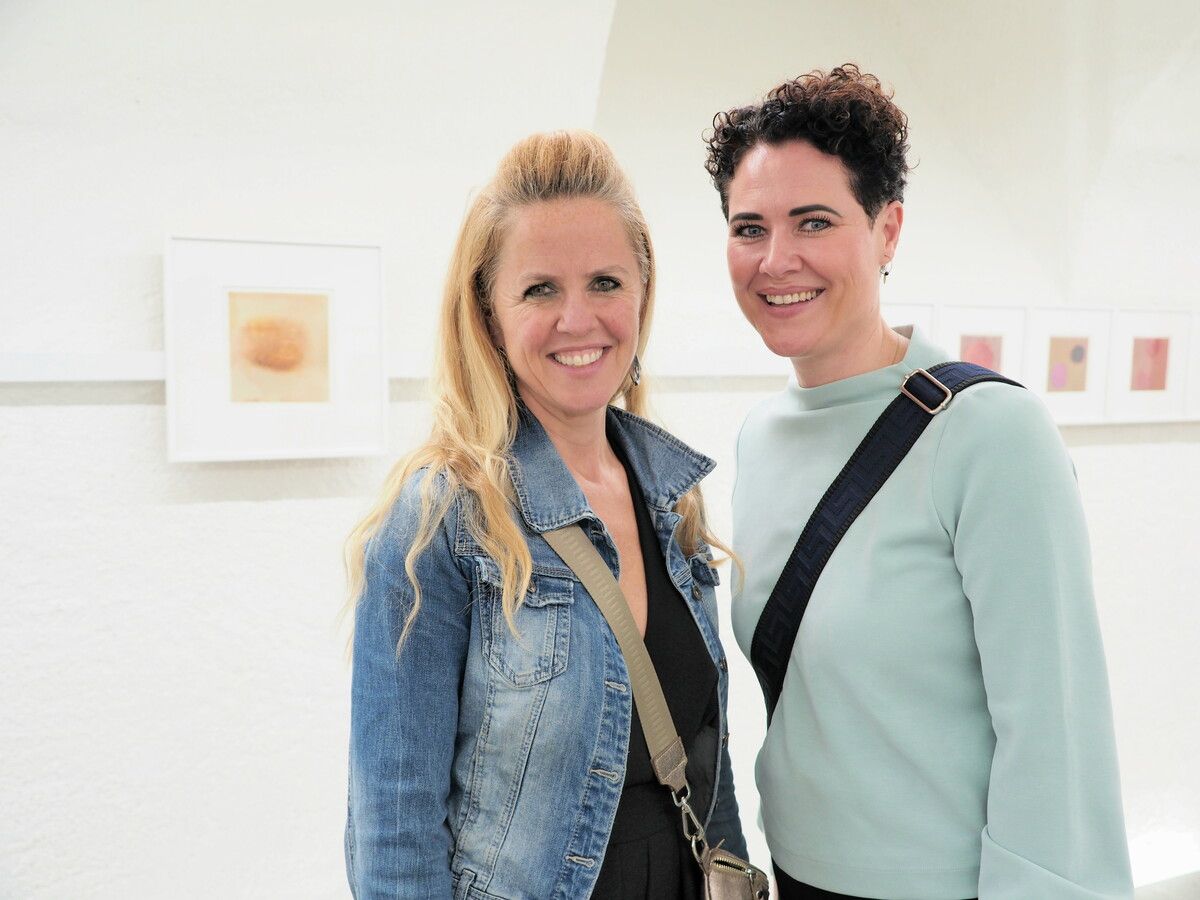 Unter den Kunstinteressierten: Sonja Schöpf und Verena Fitzel.