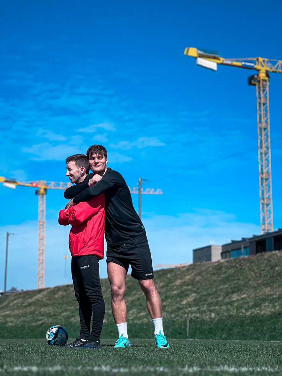 Verbrachten viel Reha-Zeit miteinander: Stefano Surdanovic und Physio Lucas Vidal.