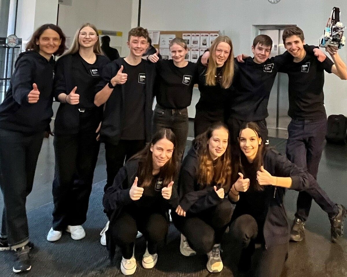 Veronika Nicklaser (l.) mit ihrem Team, das als Sieger der Qualifikation in St. Pölten zuversichtlich zum Finale nach Davos fährt.stp (3)