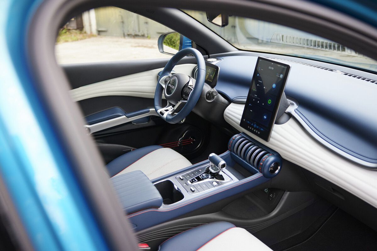 Verspielte Details im Interieur. Dazu gehört der schwenkbare Touchscreen im 12,8- oder 15,6-Zoll-Format.