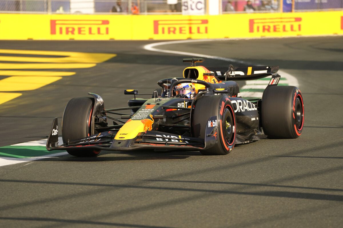 Verstappen fährt auch in Saudi-Arabien in einer eigenen Liga.AP