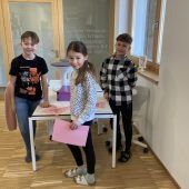 Volksschüler lösen Rätsel in gruseliger Villa