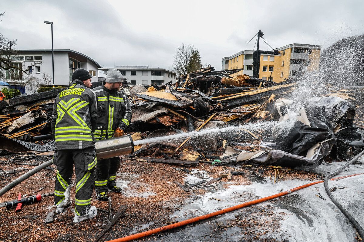 Vom Holzbau sind nur verkohlte Trümmer übriggeblieben.  VN/PS