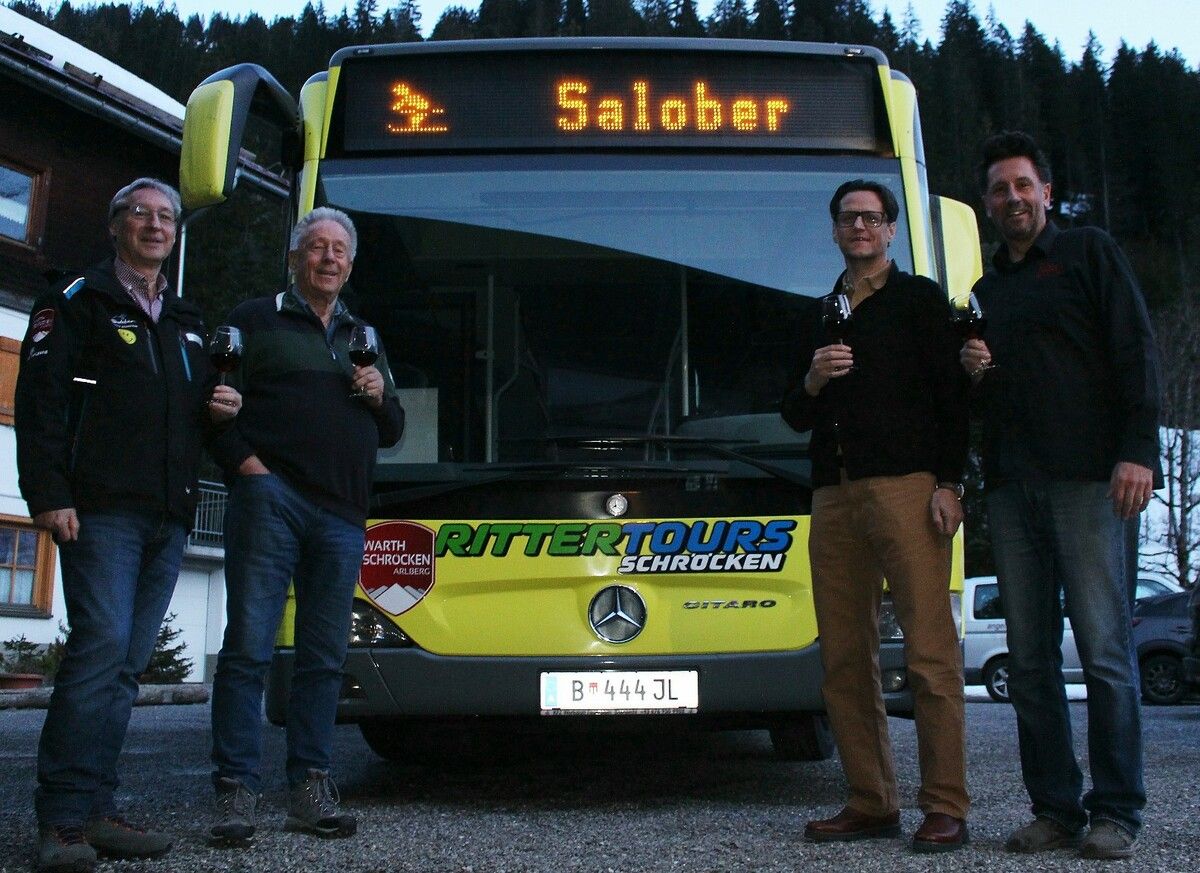 Von der letzten Fahrt des Tages zurück wurde Herbert Ritter von Gratulanten überrascht: Bürgermeister Stefan Schwarzmann (l.), Siegi Hollaus (2. v. r.) von den Skiliften und Sohn Markus (r.) gratulierten zum 60. Jahrtag seiner ersten „Skibüsslefahrt“. STP (2)