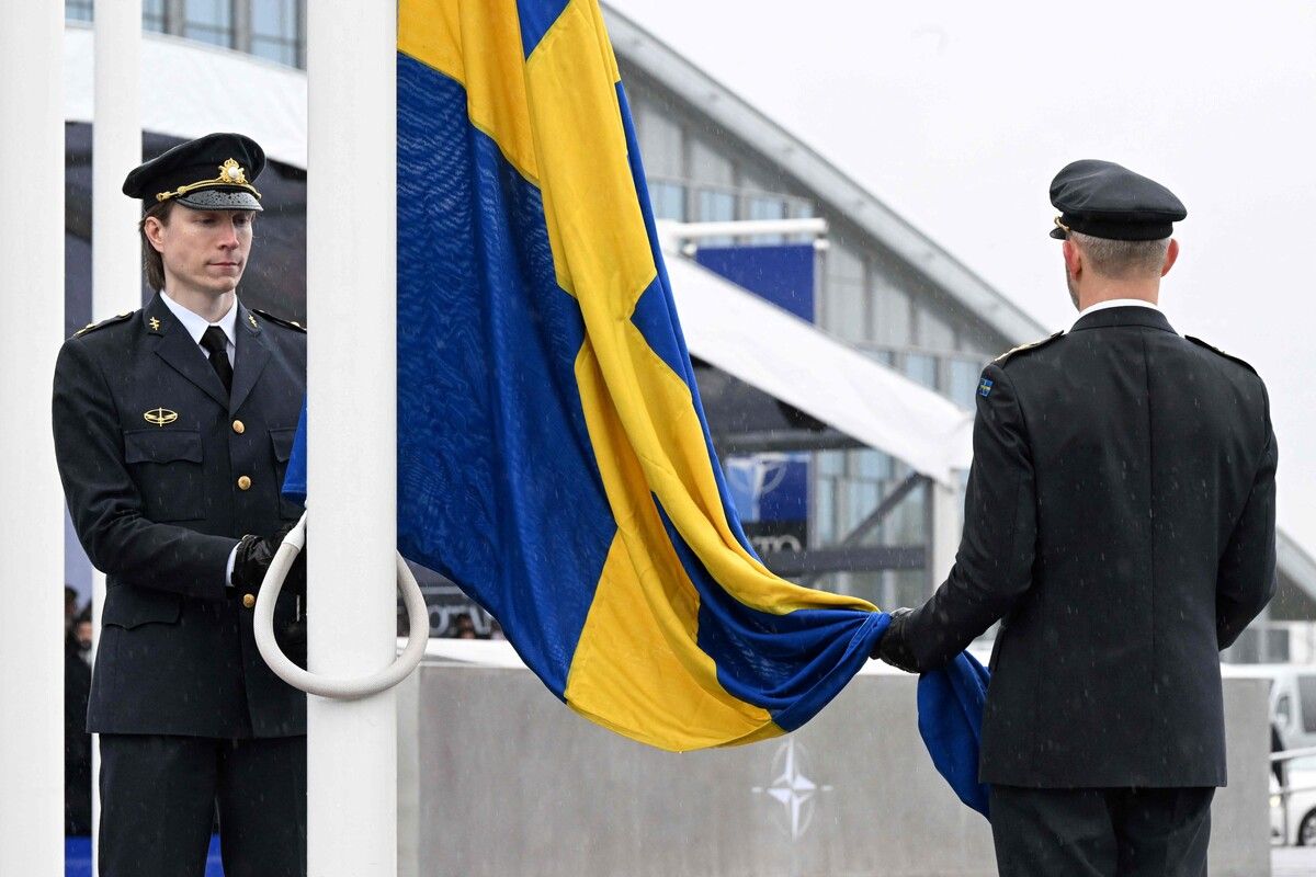 Vor dem Hauptquartier der Nato in Brüssel wurde am Montag die Nationalflagge Schwedens, dem jüngsten Mitgliedstaat, gehisst. AFP