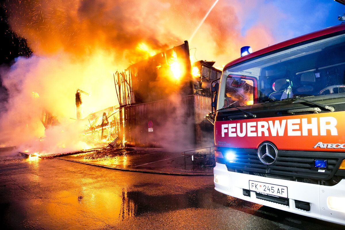 Vor zwei Wochen brannte das Abfallsammelzentrum nieder. Über 300 Einsatzkräfte bekämpften die Flammen.Mathis