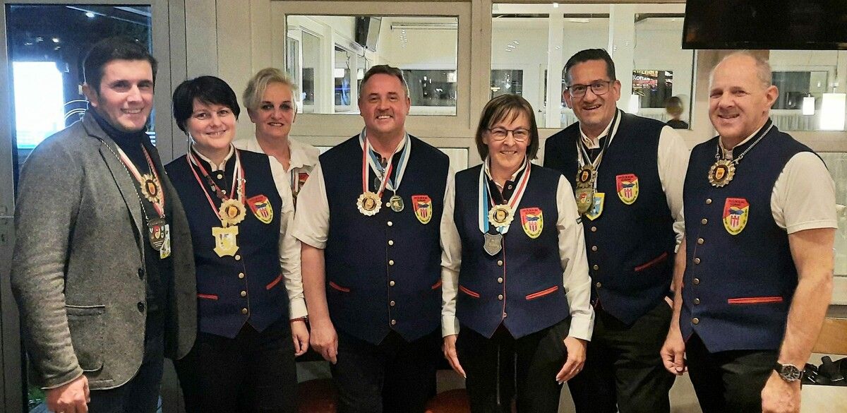 (v.r.n.l.): Christof Huber (VVF-Vizepräsident), Stefan Ellensohn (Fasnatrat Bezirk Bregenz), Angelika Egger (VVF-Schatzmeisterin), Günter Dietrich (Landeselfer), Tanja Dietrich (Landesgardeleiterin), Barbara Lässer (VVF-Präsidentin) und Michel Stocklasa (Neo-Fasnatrat).