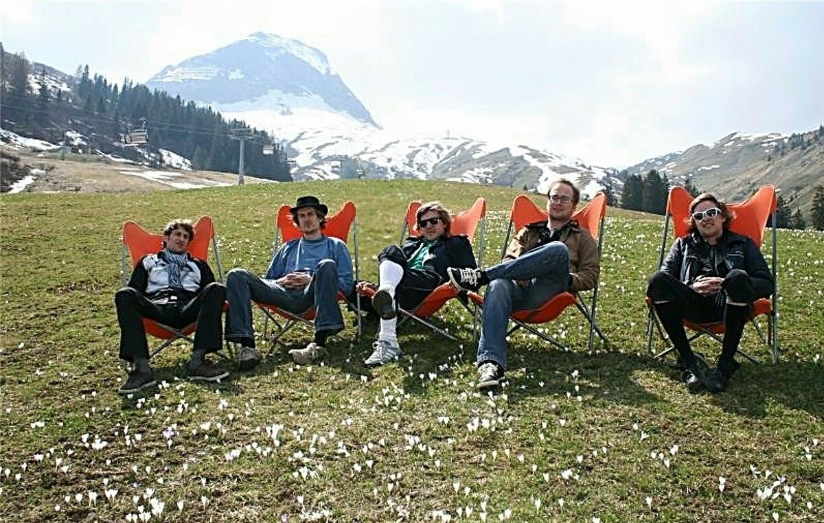Was 2011 mit dem legendären Tiefgaragenkonzert mit dem Holstuonarmusigbigbandclub (der auf unserem Archivbild auf einer Blumenwiese posierte) began, wurde zu einer beliebten Konzertserie, die für heuer am Karsamstag ab 15 Uhr von der Lechtaler Band Bääm abgeschlossen wird. STp