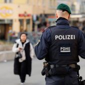 Frau fuhr auf einen Polizisten zu: ­DNA-Untersuchung war nicht rechtens