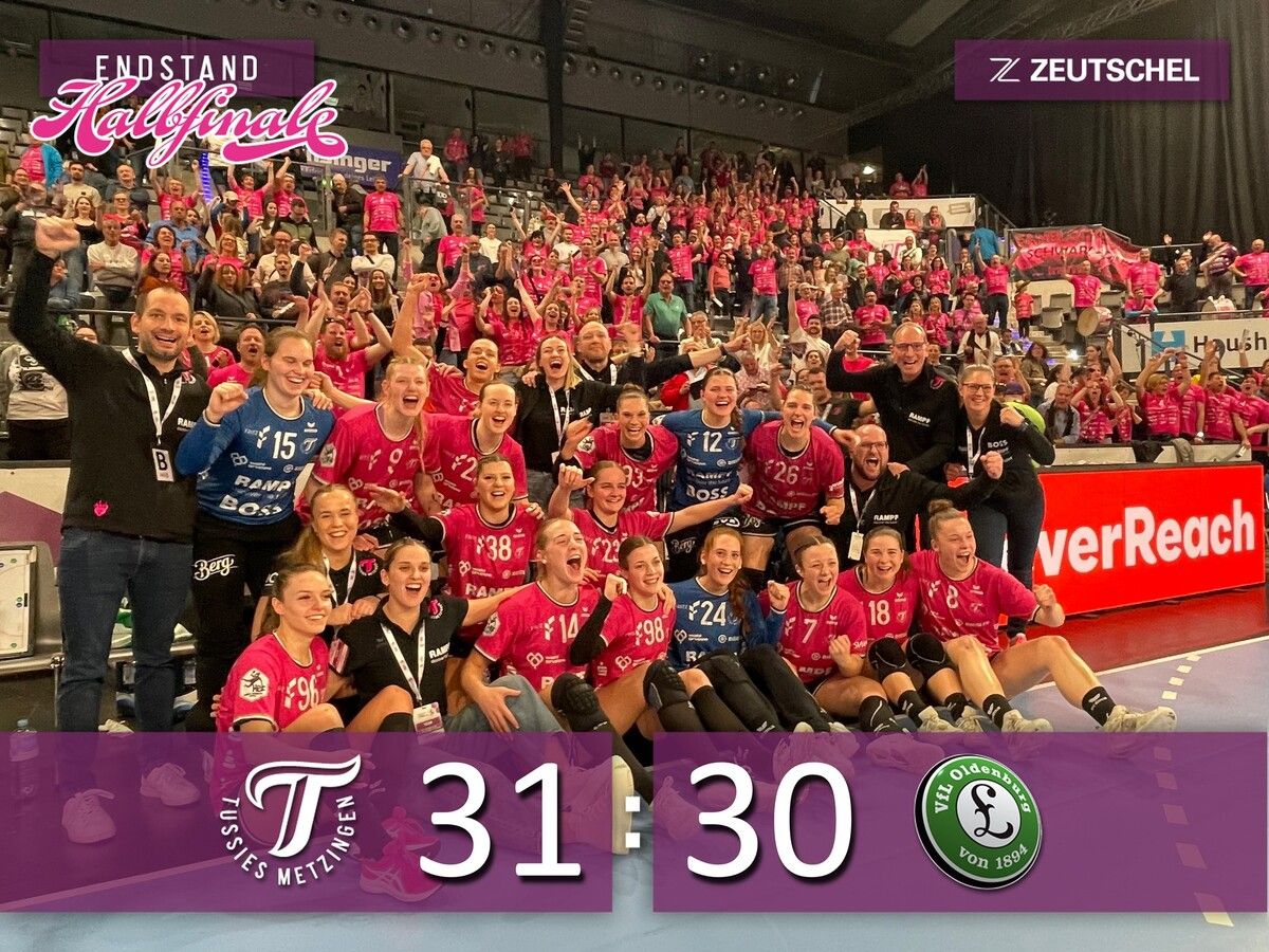 Werner Bösch (l.) genießt mit seiner Mannschaft das Freudenbad in der Menge nach dem Triumph im Deutschen Handballcup.Privat