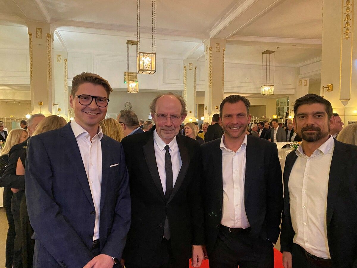 Wilfried Weitgasser (Porsche Austria), Herausgeber Eugen A. Russ, Andreas Martin (Porsche Austria) und Patrick Fleisch (Leiter Key Account Russmedia).