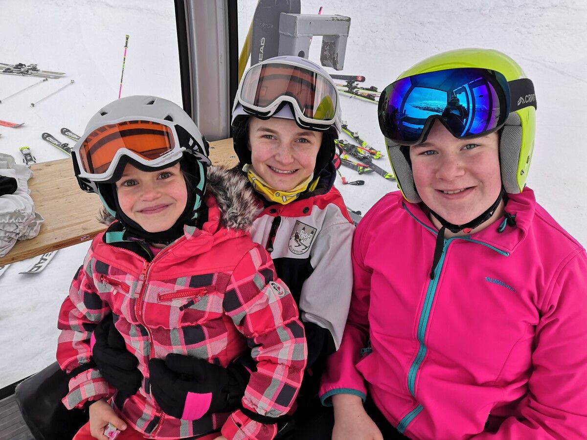 Windgeschützt im Zielraum: Aurora, Anna und Paula.