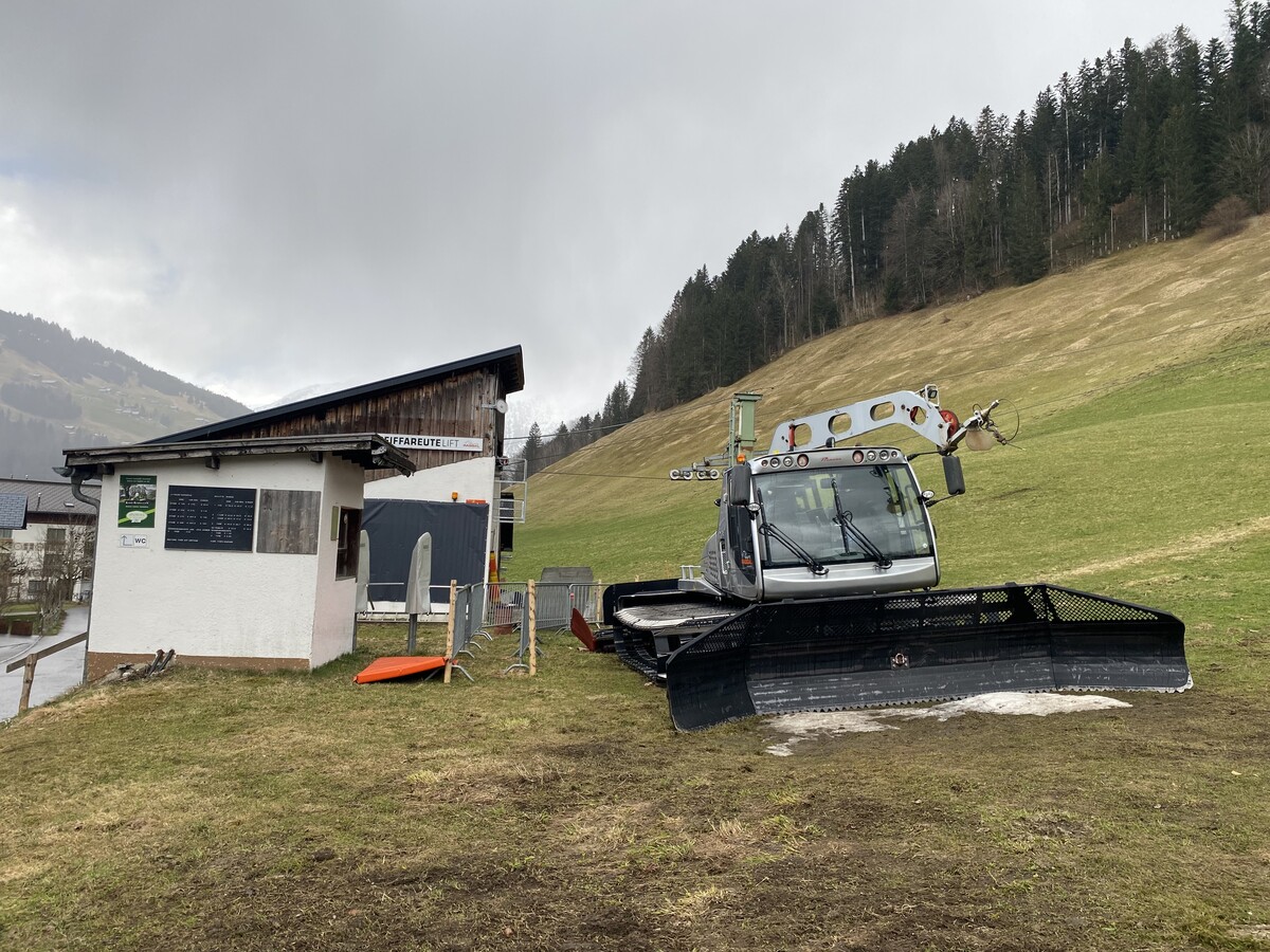Wo eigentlich die Skipiste wäre, dominieren die Farben Grün und Braun anstatt Weiß. VN/JUN