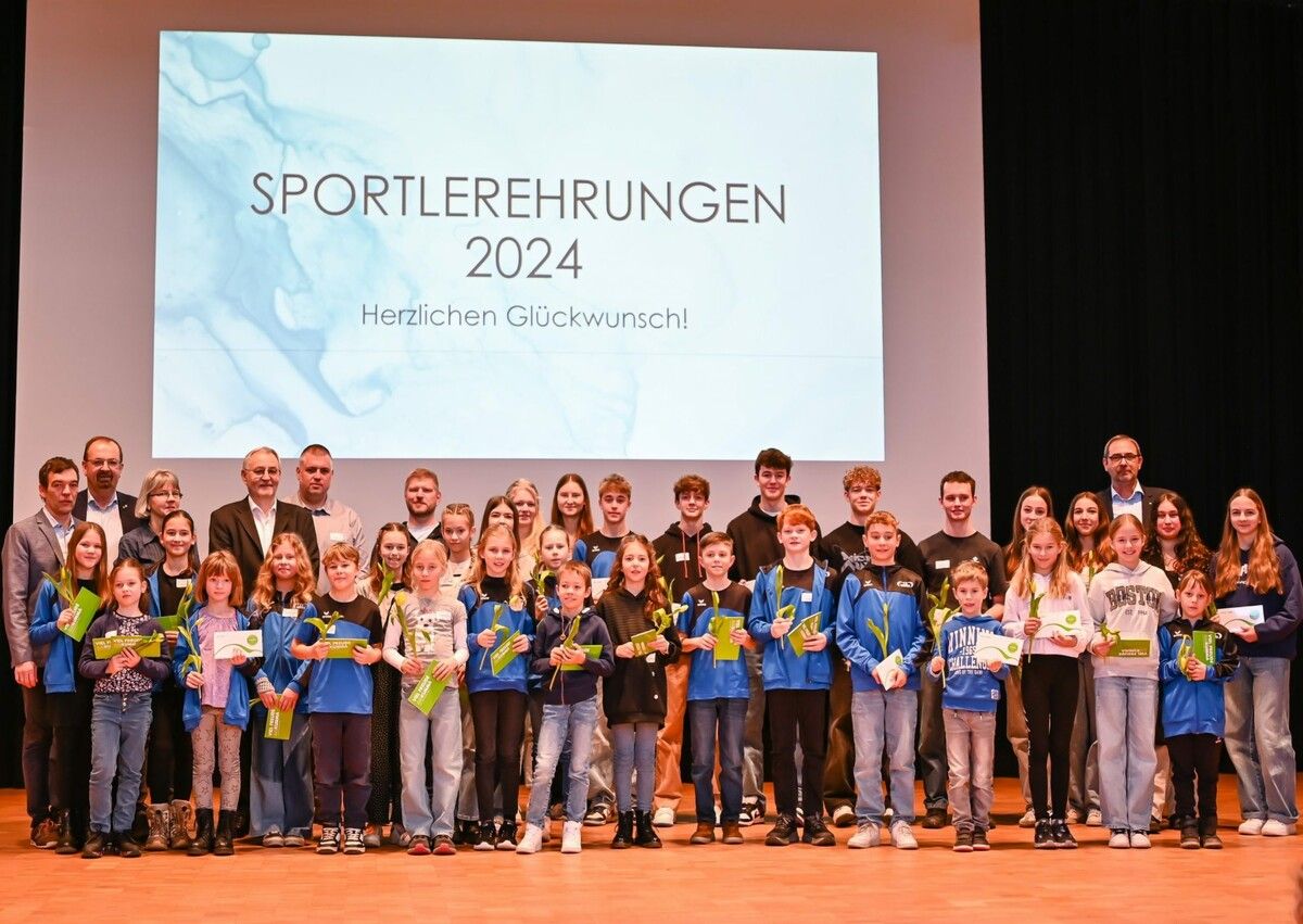 Zahlreiche Sportler wurden auf der Bühne geehrt. Gemeinde/Kasia