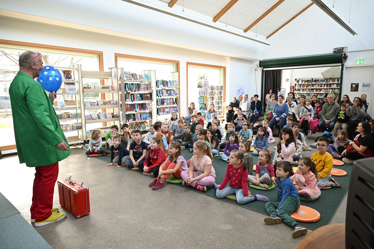 Zauberer Spooky-Doo war anlässlich des österreichischen Vorlesetages zu Besuch in der Bibliothek Lustenau und verzauberte seine Zuseher. bvs (3)