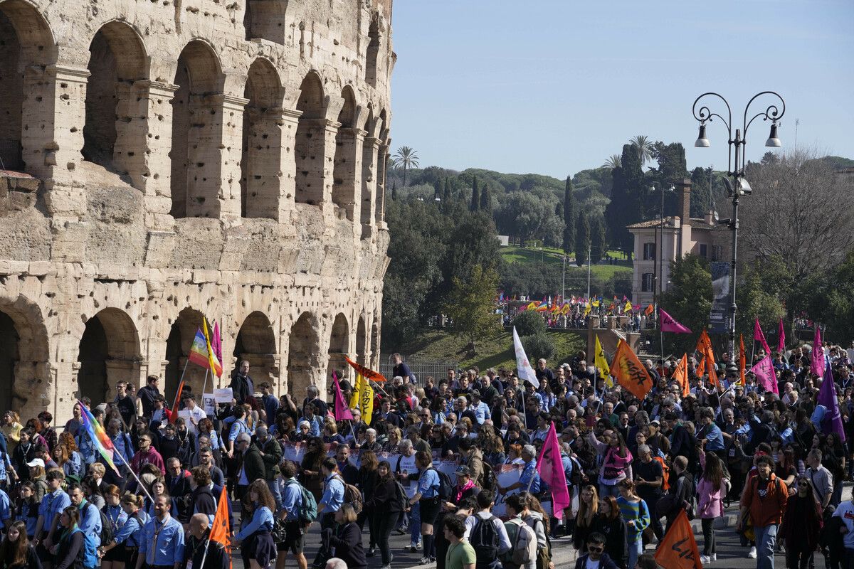 Zehntausende Menschen haben sich in Italien zu Demonstrationen versammelt. AP