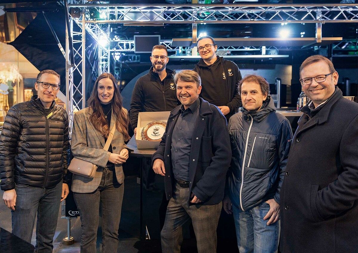 Zur Eröffnung überreichte Bürgermeister Kurt Fischer mit seinem Team eine Lausbuöb-Torte. Manuel Müller, Nathalie Heinisch, Sandro Wölfl, Bürgermeister Kurt Fischer, Lucas Fussenegger, Heinz Ropele und Vizebürgermeister Daniel Steinhofer (v. l.). Gde