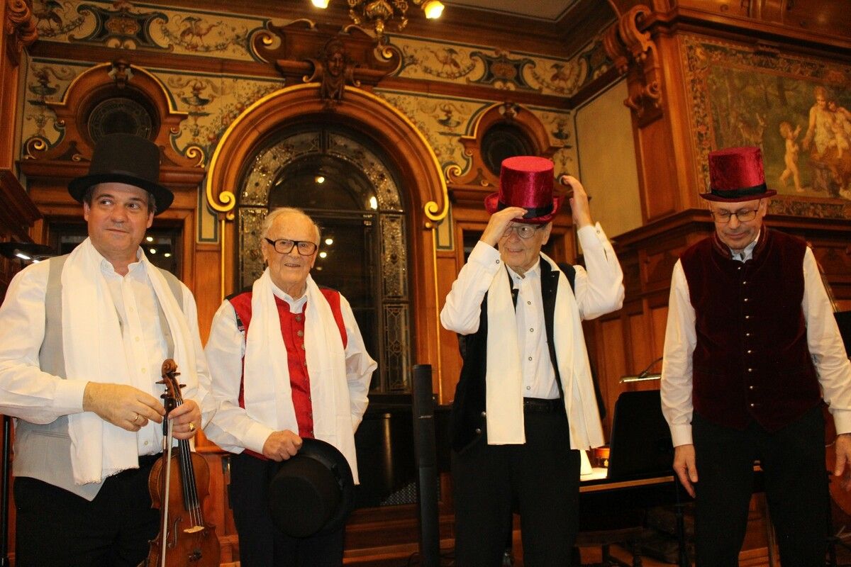 Zusammen fast 300 Jahre jung und trotzdem spitzbübisch und mit Schalk in den Augen: Andre Vitek, Ernst Rahofer, Walter Hächl und German Bader (v. l.) STP (4)