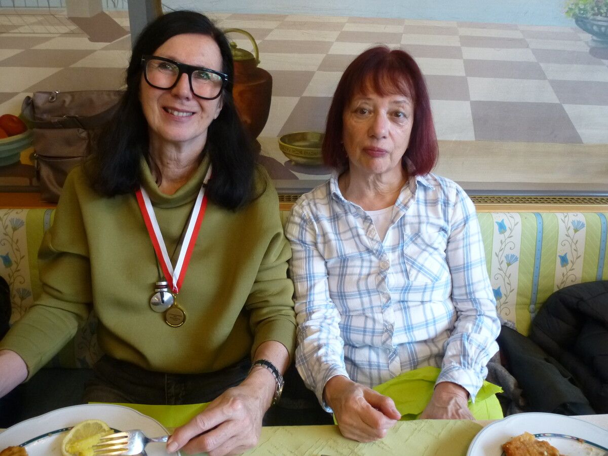Zwei Frauen nahmen an der Senioren-Landesmeisterschaft im Schach teil.