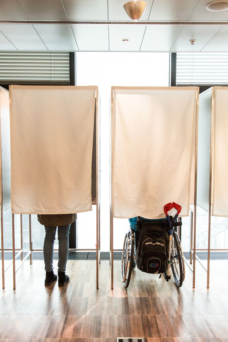 Ab 2028 müssen alle Wahllokale im Land barrierefrei zugänglich sein – mit jeweils zumindest einer barrierefreien Wahlzelle.Stadt Innsbruck