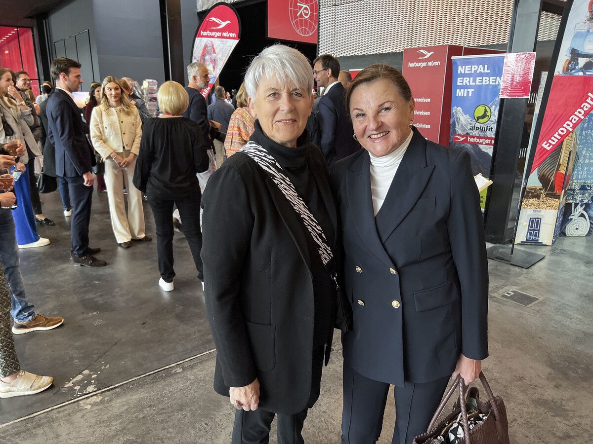 Adelsexpertin Lisbeth Bischoff (l.) und Jutta Mäser.