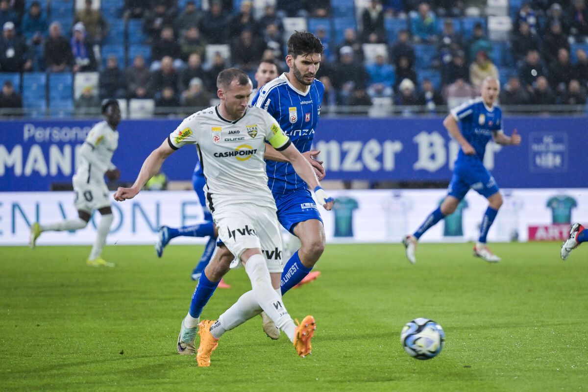 Altachs Lukas Jäger im Spiel gegen Alem Pasic (BW Linz).gepa