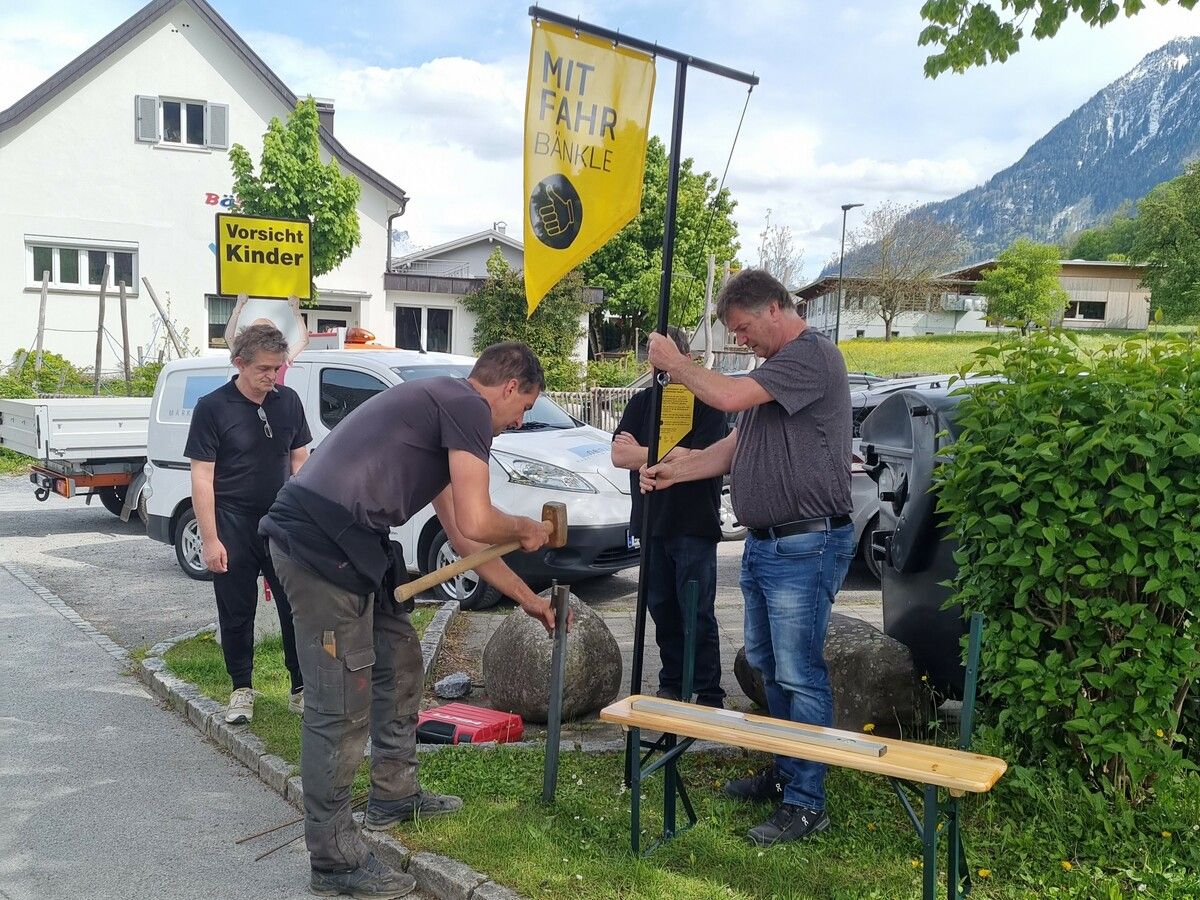 Am Freitag wurden in Nenzing die Mitfahrbänkle installiert. em