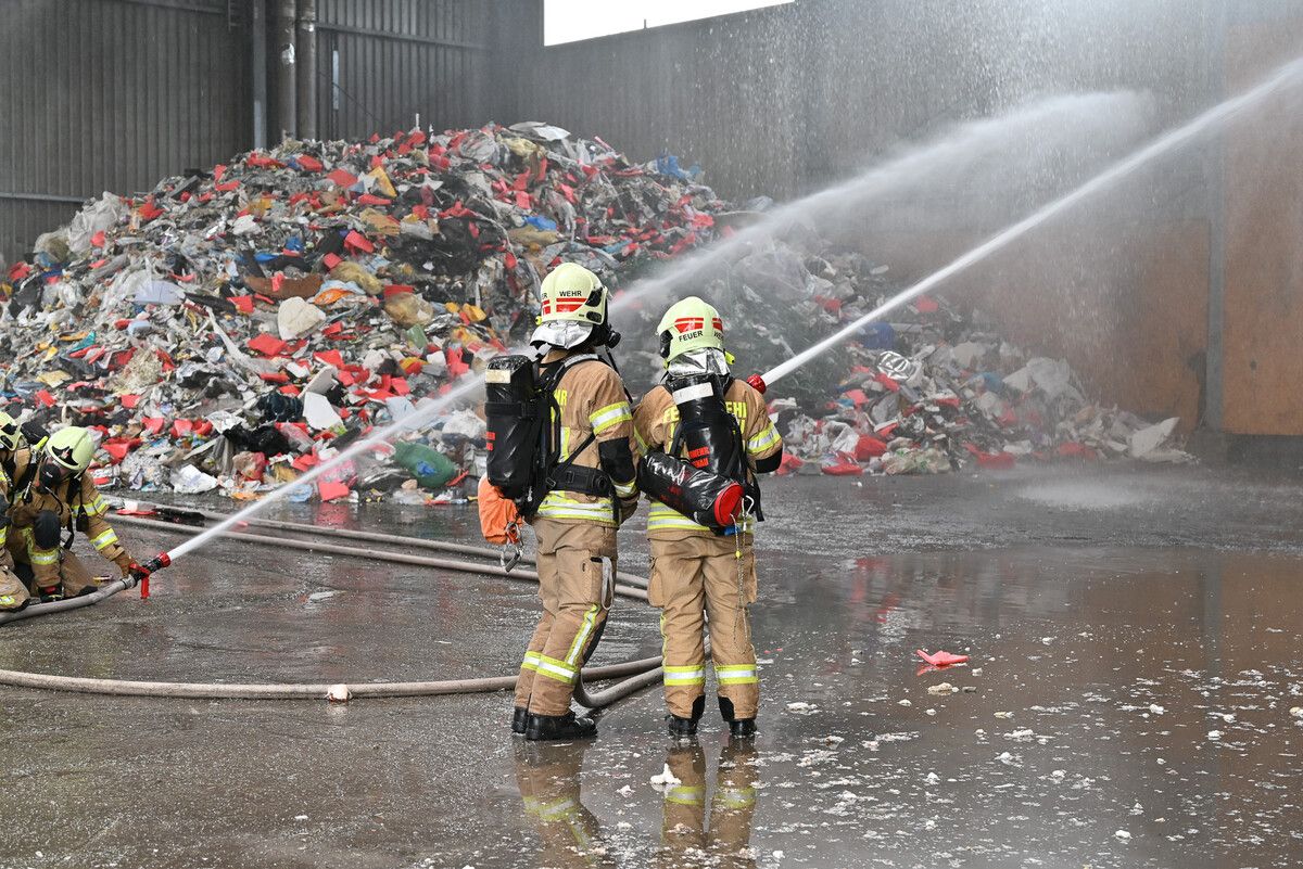 Am Samstagnachmittag fand bei Loacker Recycling eine groß angelegte Feuerwehr- und Rettungsübung statt.bvs (4)