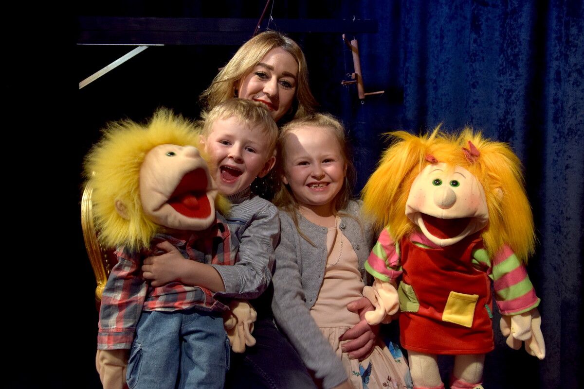 Andrea Karaaslan mit den beiden jüngsten Vernissagebesuchern Hans und Amelie.