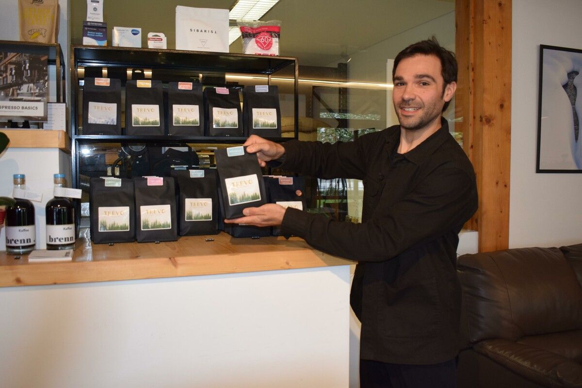 Andrea Trevisan bei der sorgfältigen Zubereitung seines preisgekrönten Kaffees.