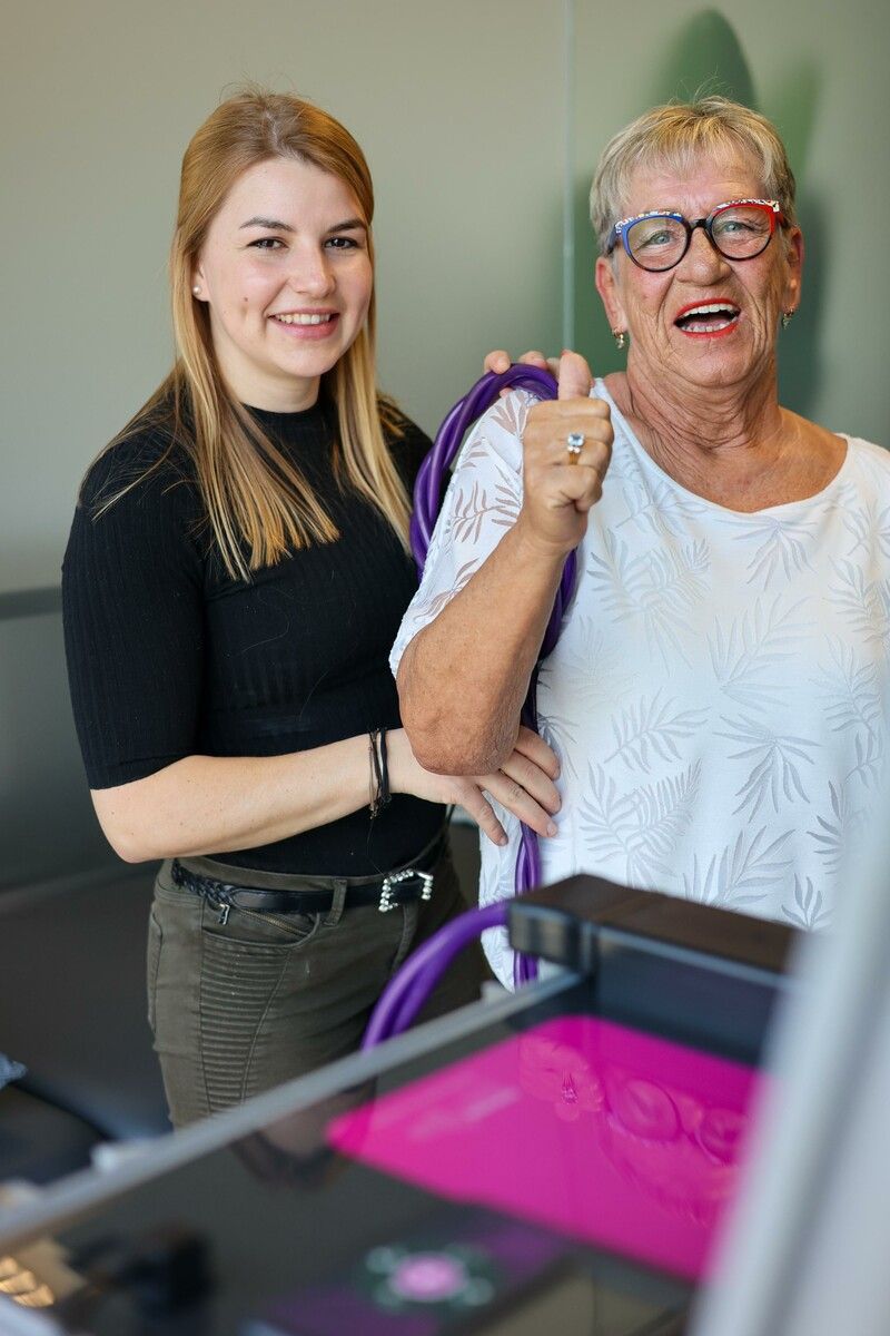 Angelika ließ sich die Chance nicht entgehen und ließ sich von Mirjam behandeln.