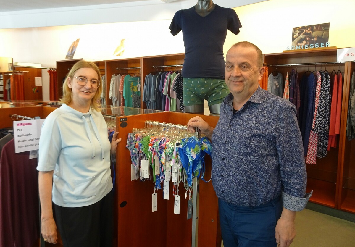 Annemarie und Karlheinz Prirsch schließen mit Ende Sommer das Modehaus Diem und freuen sich auf ihren wohlverdienten Ruhestand. cth