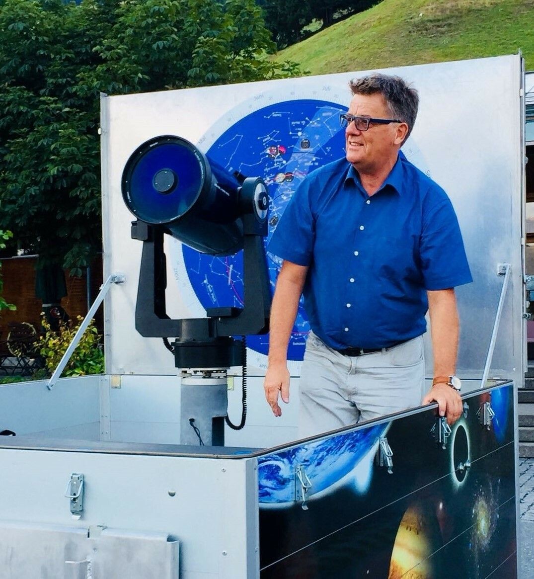 Astronom Robert Seeberger teilt sein Wissen bei einer Mondbeobachtung im Nenzinger Himmel. Robert Seeberger/Gemeindearchiv
